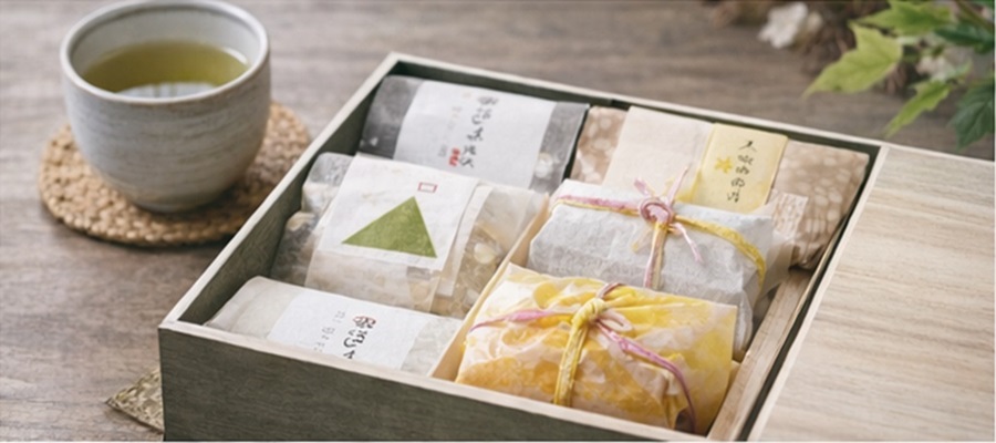 和菓子の詰め合わせと緑茶