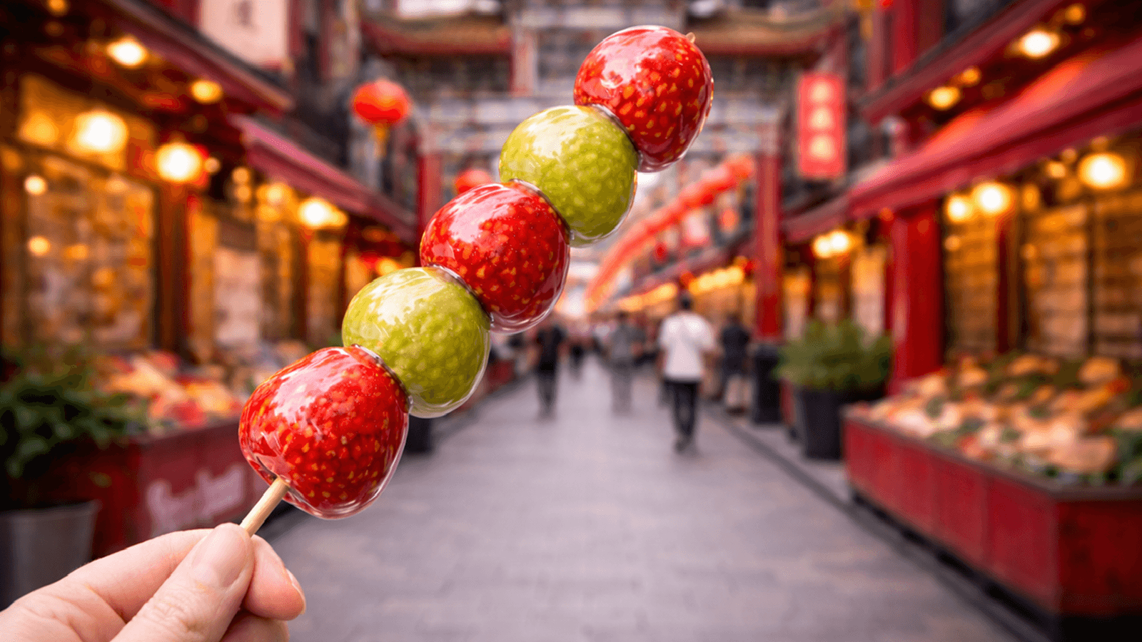 中華街でミックス（いちごとマスカット）飴を手に取る