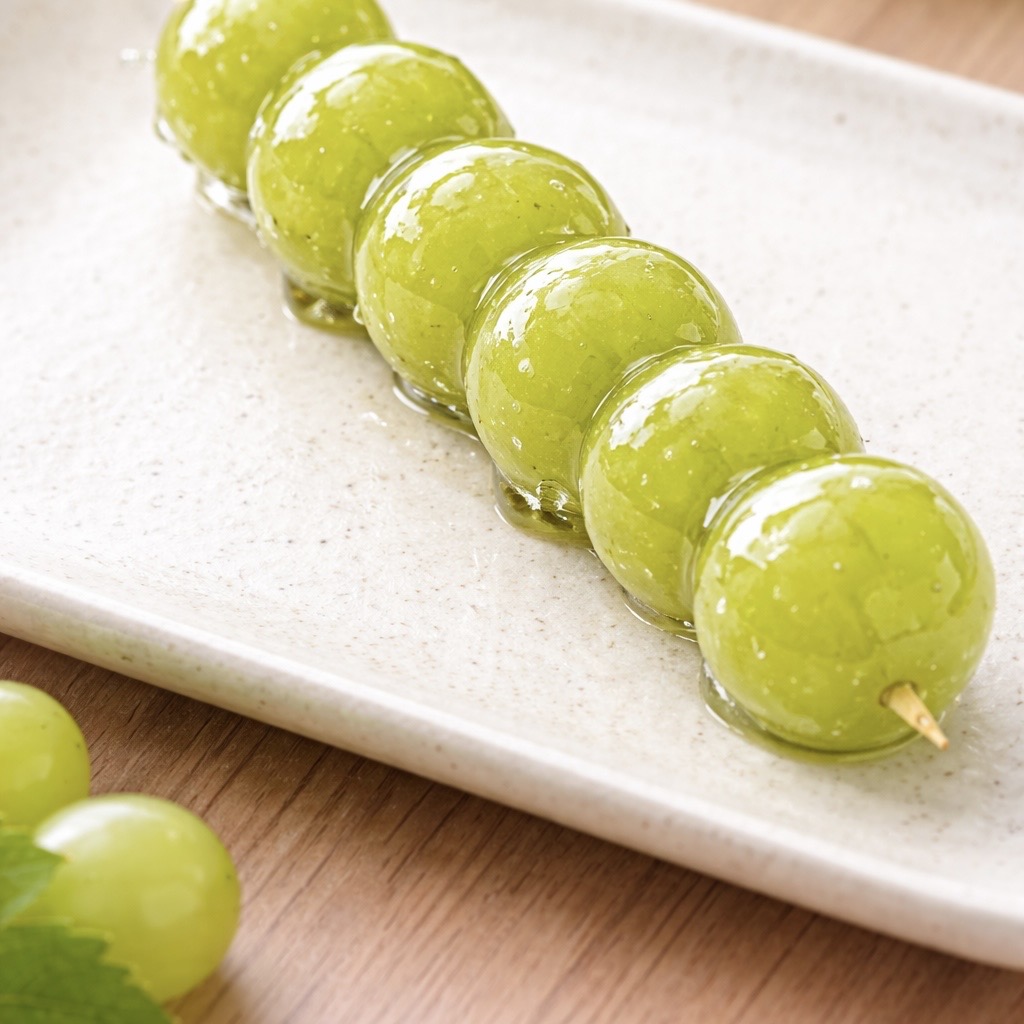 マスカット飴（皿に乗っている）