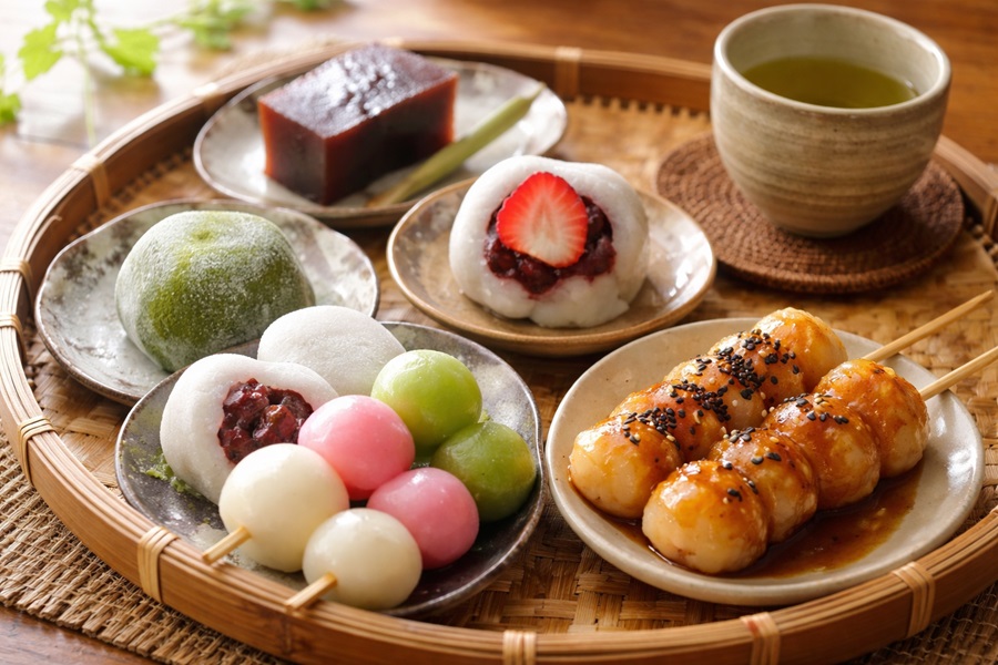 和菓子の盛り合わせ（串ダンゴ　いちご大福　洋館　草餅）