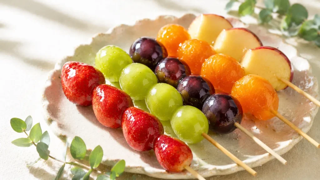 いちご・マスカット・ぶどう・みかん・りんごのフルーツ飴を並べた盛り合わせ