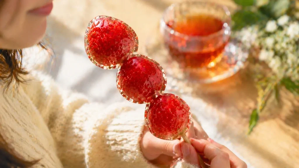 いちご飴を手に楽しむティータイム