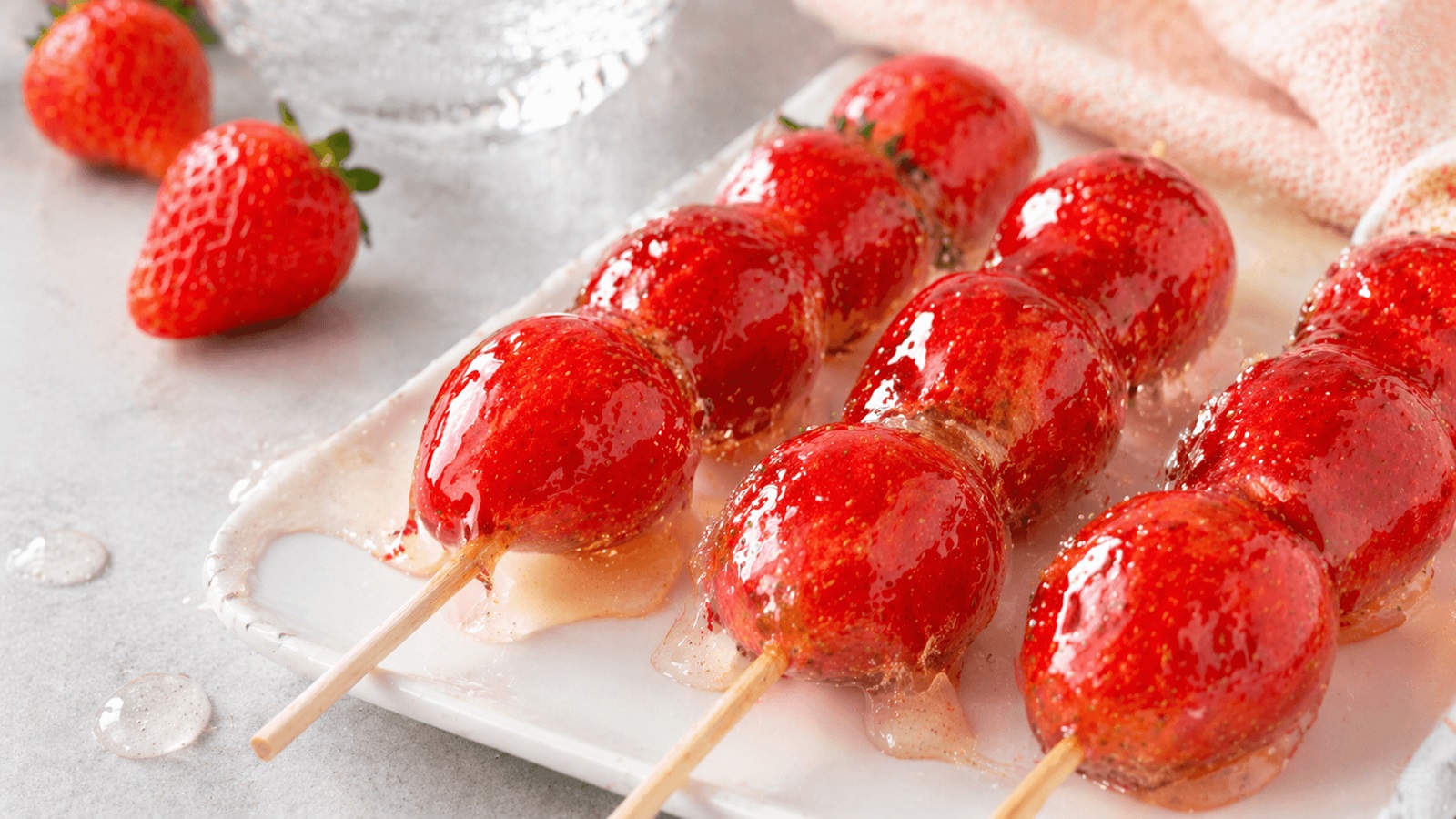 飴が固まらず表面が溶けているいちご飴の状態