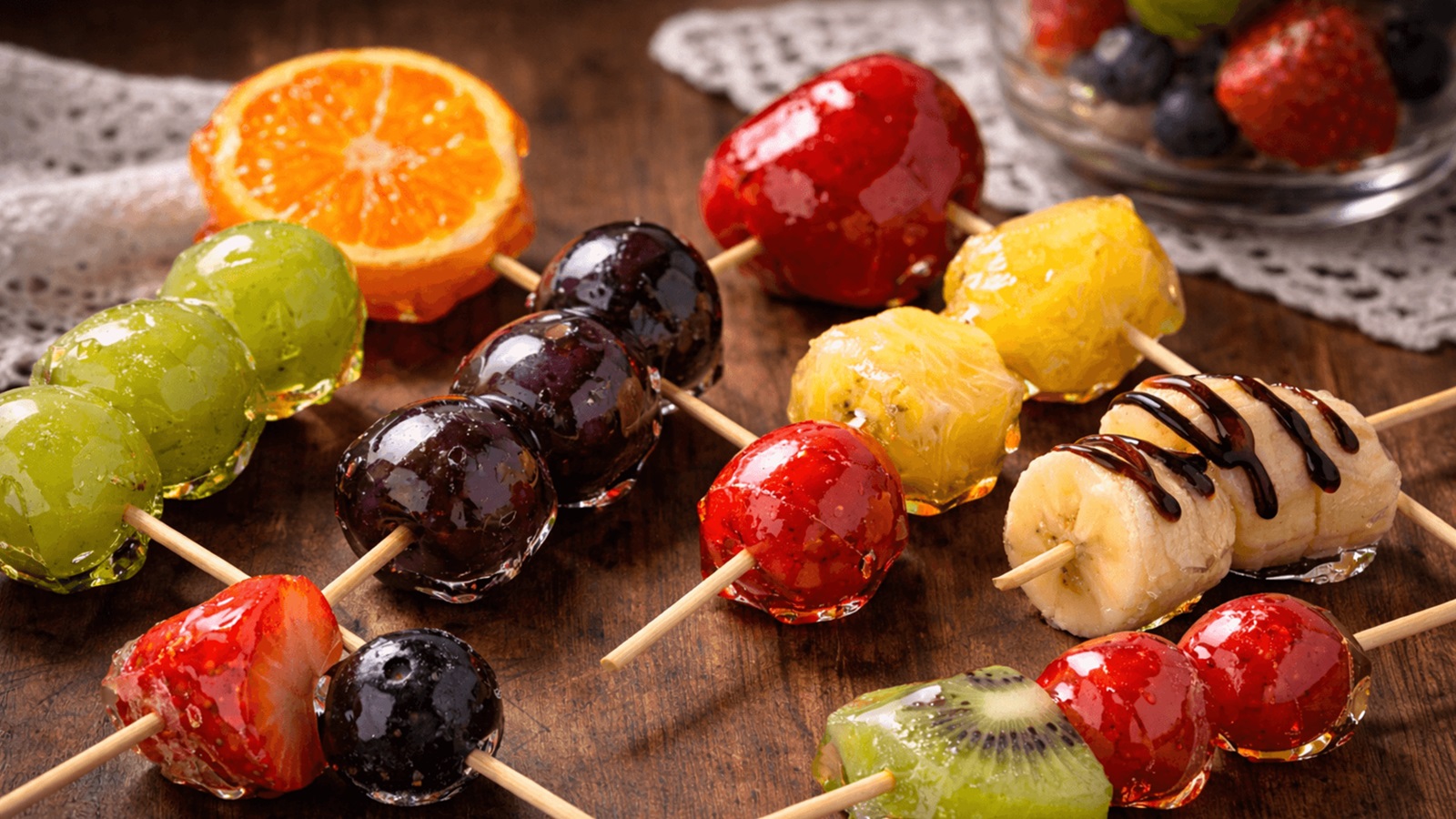 いちごやマスカットなど色とりどりのフルーツ飴