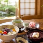 甘味処であんみつや和菓子とお茶を楽しむ風景