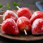 冷凍いちご飴を木皿に並べた様子
