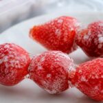 冷凍したいちご飴にできた白い塊の状態を確認している様子