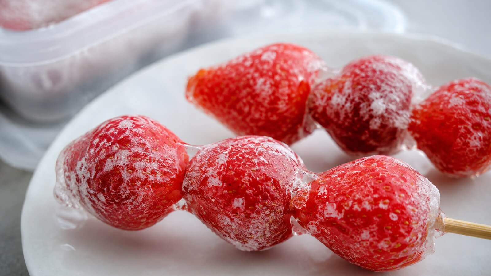 冷凍したいちご飴にできた白い塊の状態を確認している様子